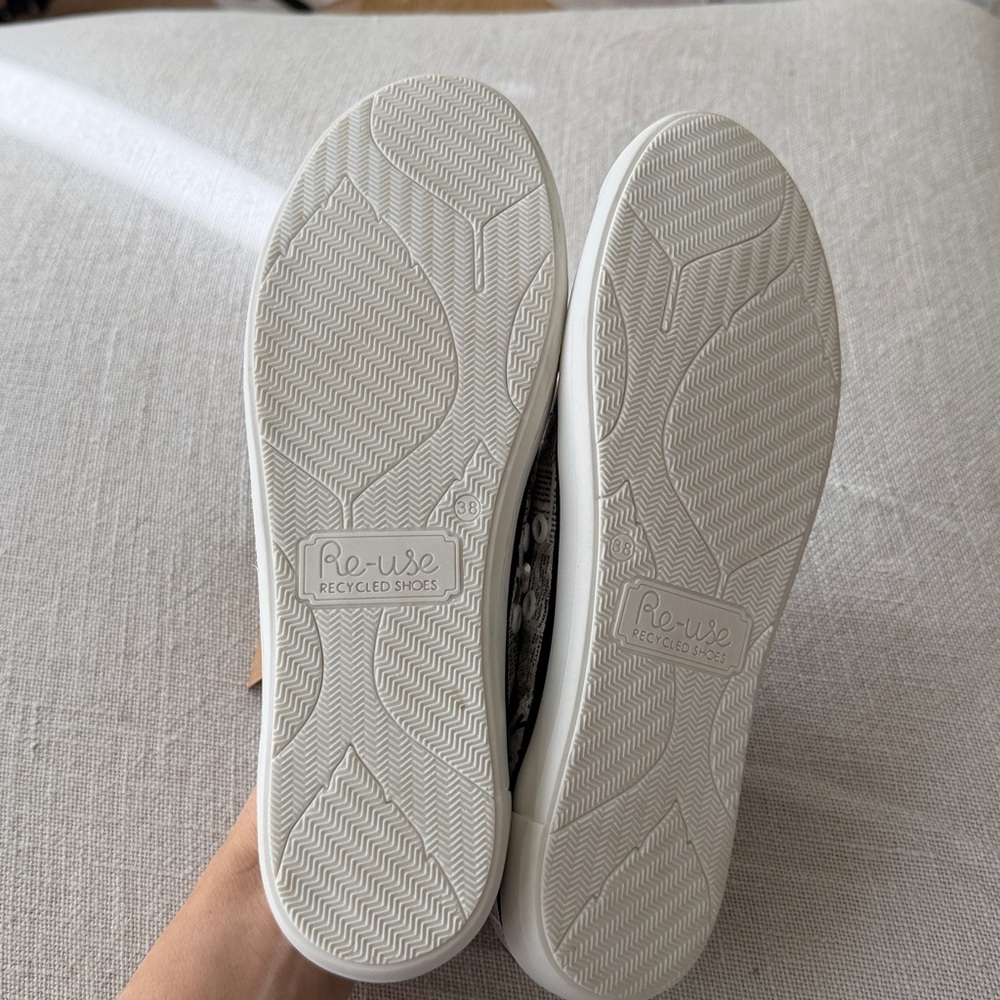 Free People White & Black Newspaper Print Sneakers Fits 7.5 to 8 LOVE 🌎❤️👏🏻 - Picture 4 of 11